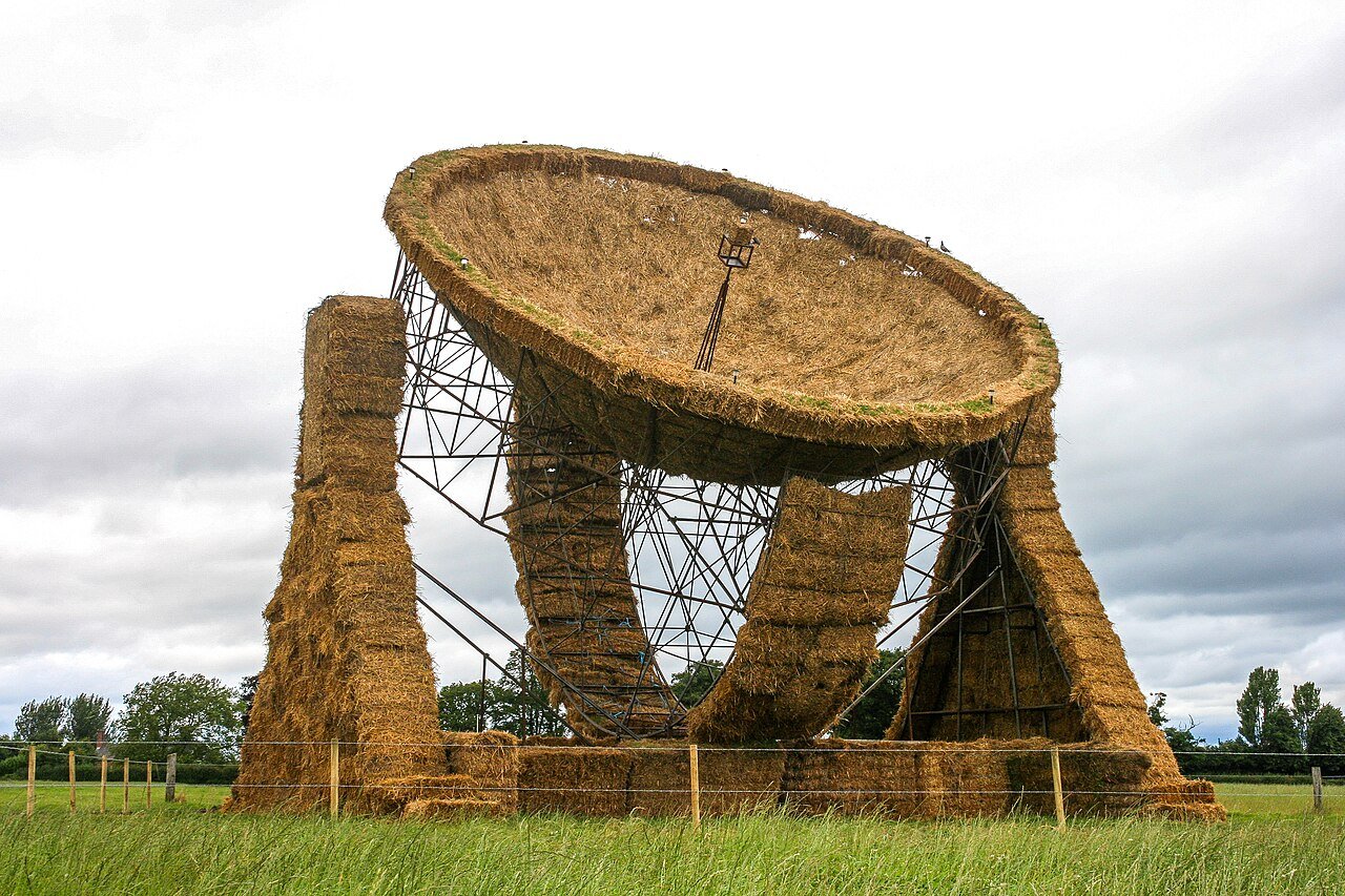 Snugburys_Lovell_Telescope_straw_sculpture_2007_10.jpg